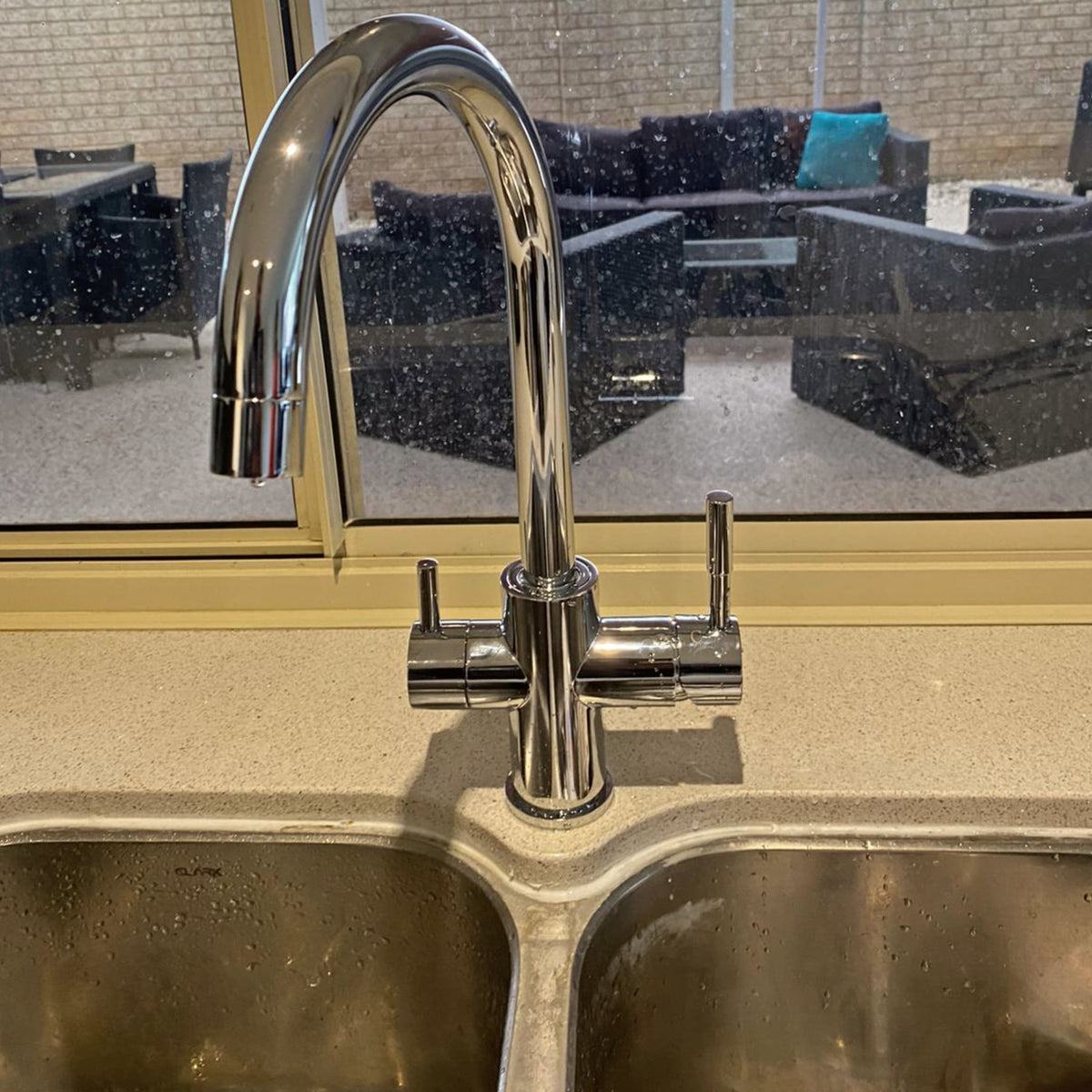 AquaCo Chrome High Loop 3-Way Mixer with LED Filter Change Reminder – 3W-HL-CH tap detail